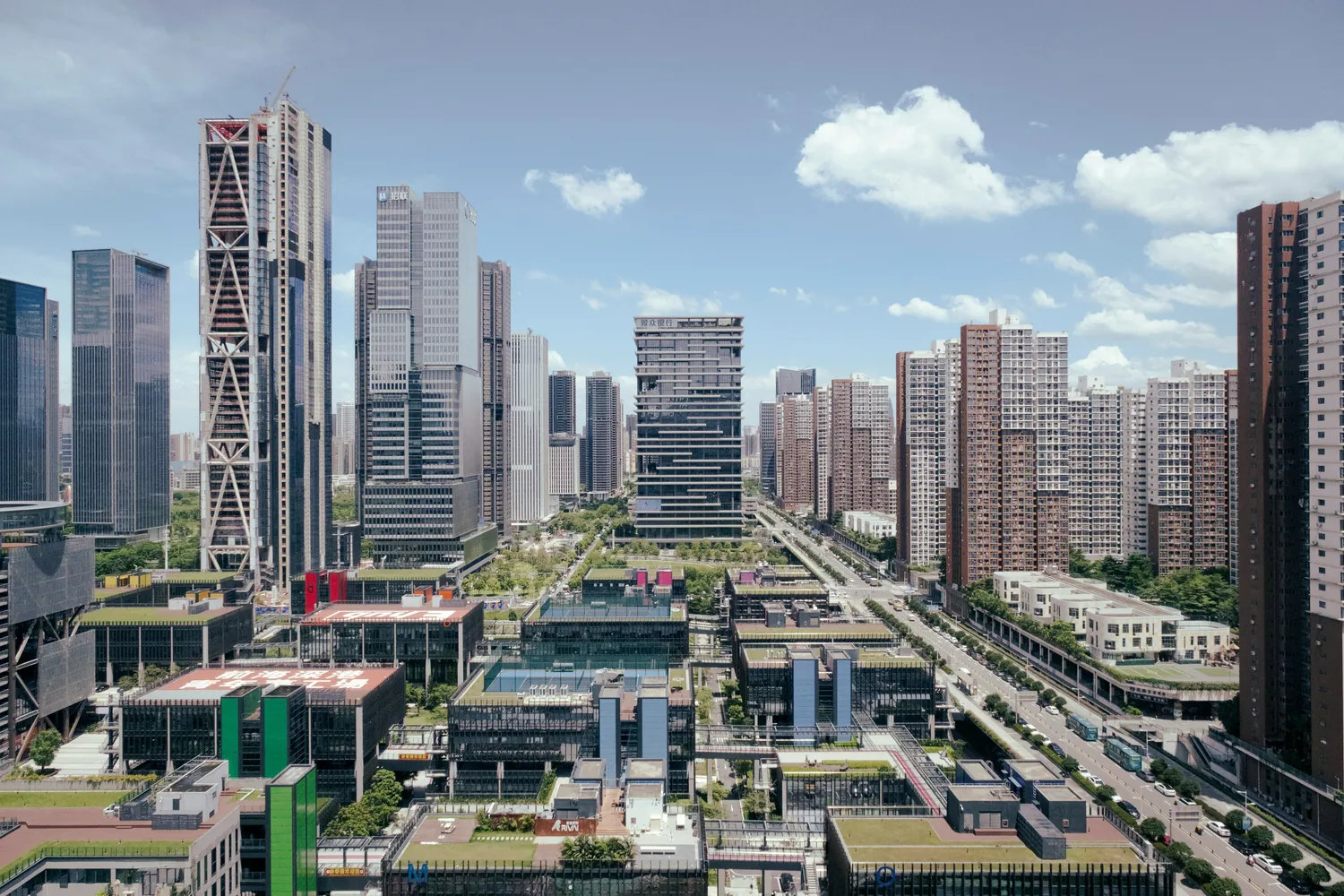 Smart Cities Evolving: Analyzing Effective Use of IoT Across Continents